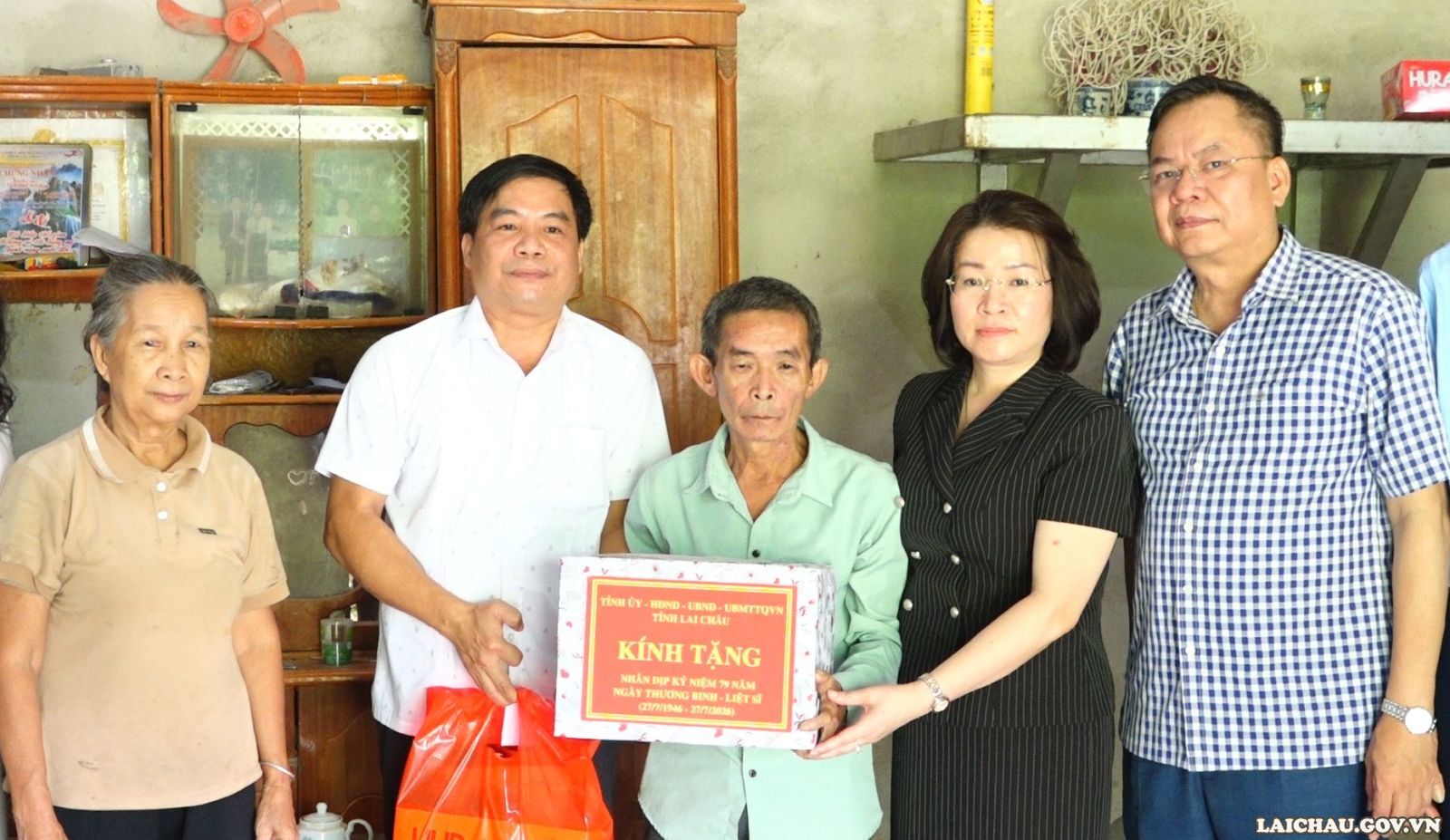 Trưởng Ban Tổ chức Tỉnh ủy Lê Thị Hường thăm hỏi, tặng quà nhân dịp 79 năm Ngày Thương binh - Liệt sĩ tại xã Lê Lợi và xã Nậm Hàng