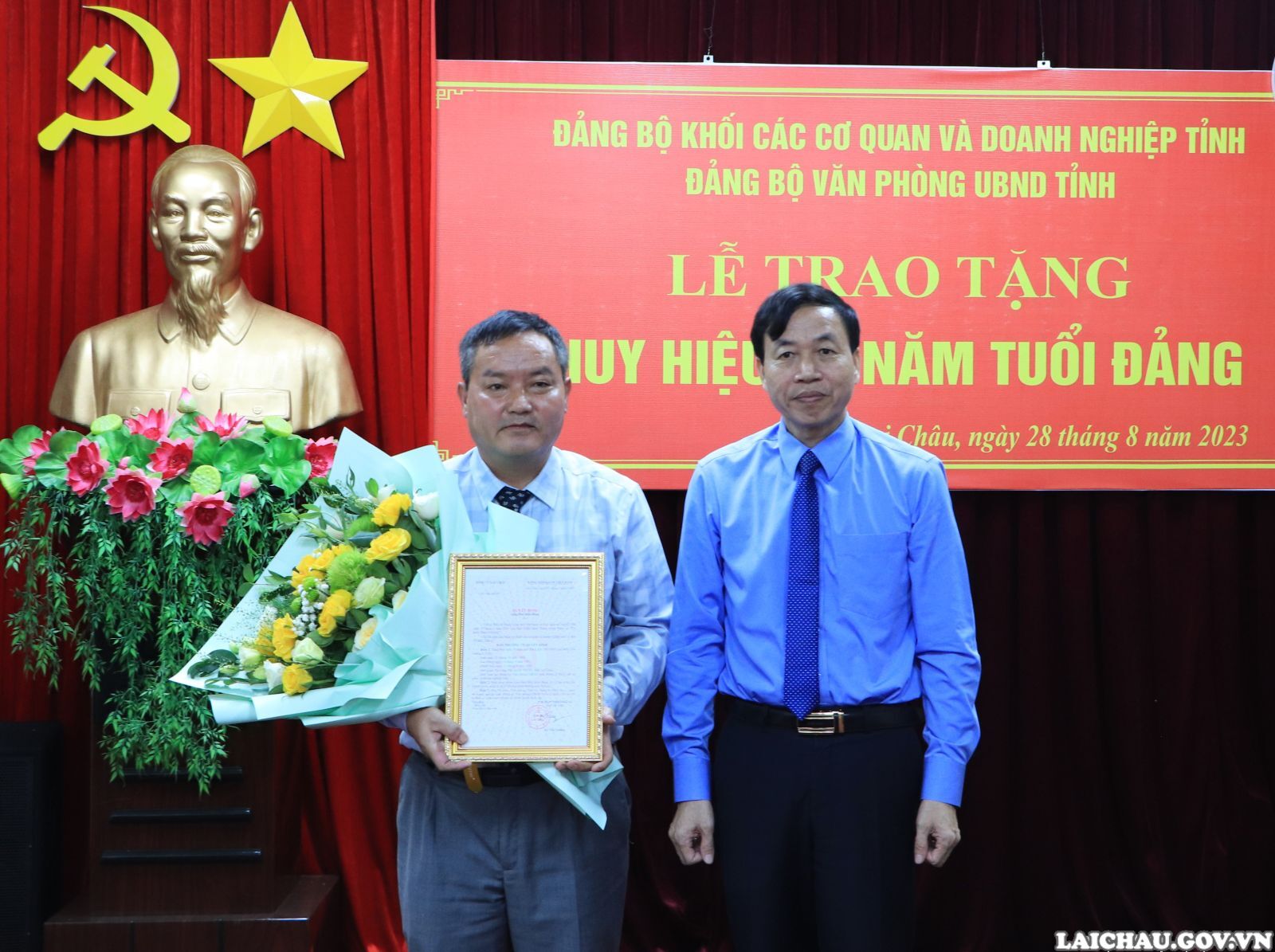 Phó Chủ tịch UBND tỉnh Giàng A Tính được trao tặng Huy hiệu 30 năm tuổi Đảng