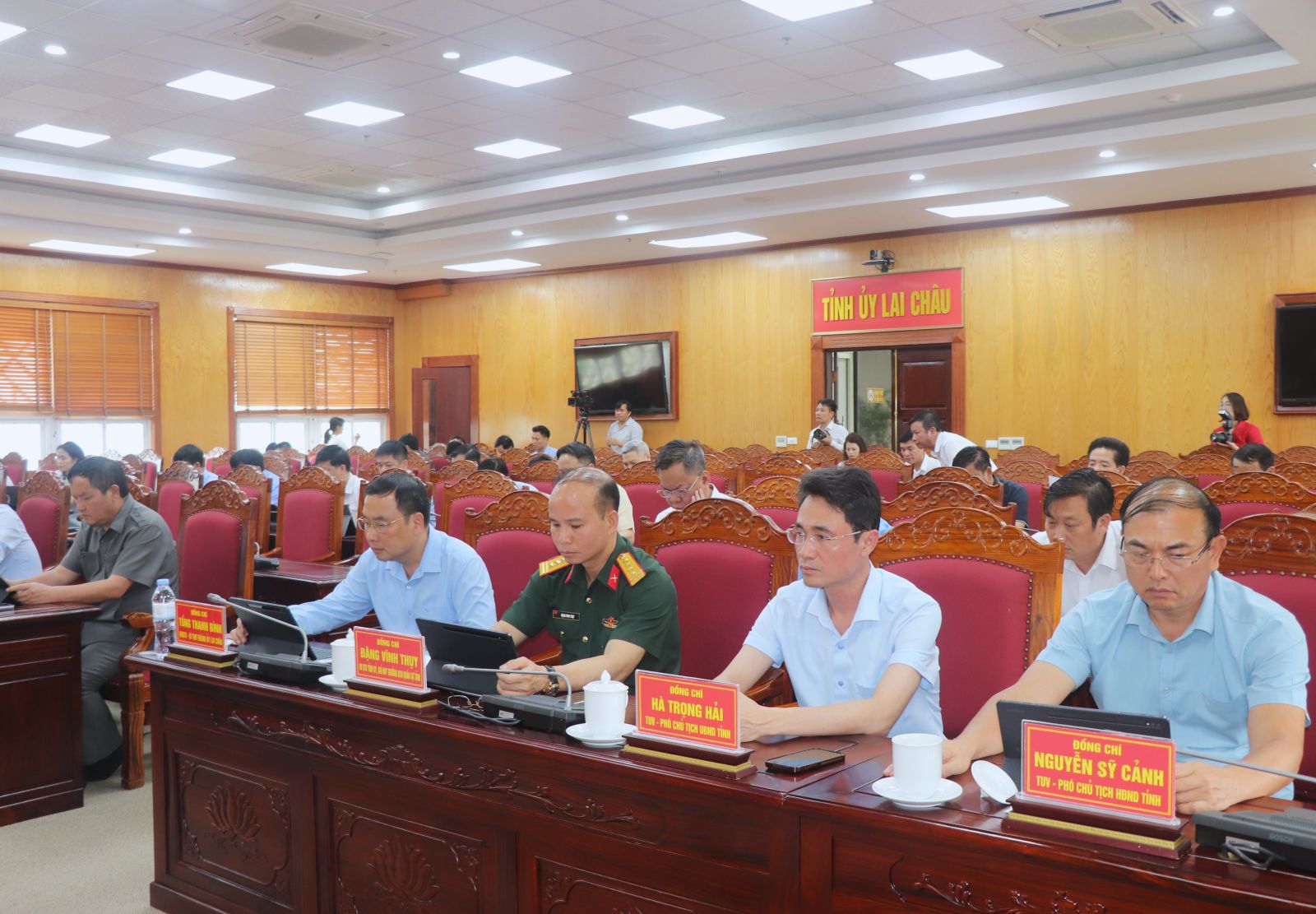 Thảo luận, thông qua nhiều nội dung quan trọng liên quan đến sắp xếp, giải thể, hợp nhất tổ chức bộ máy trong hệ thống chính trị