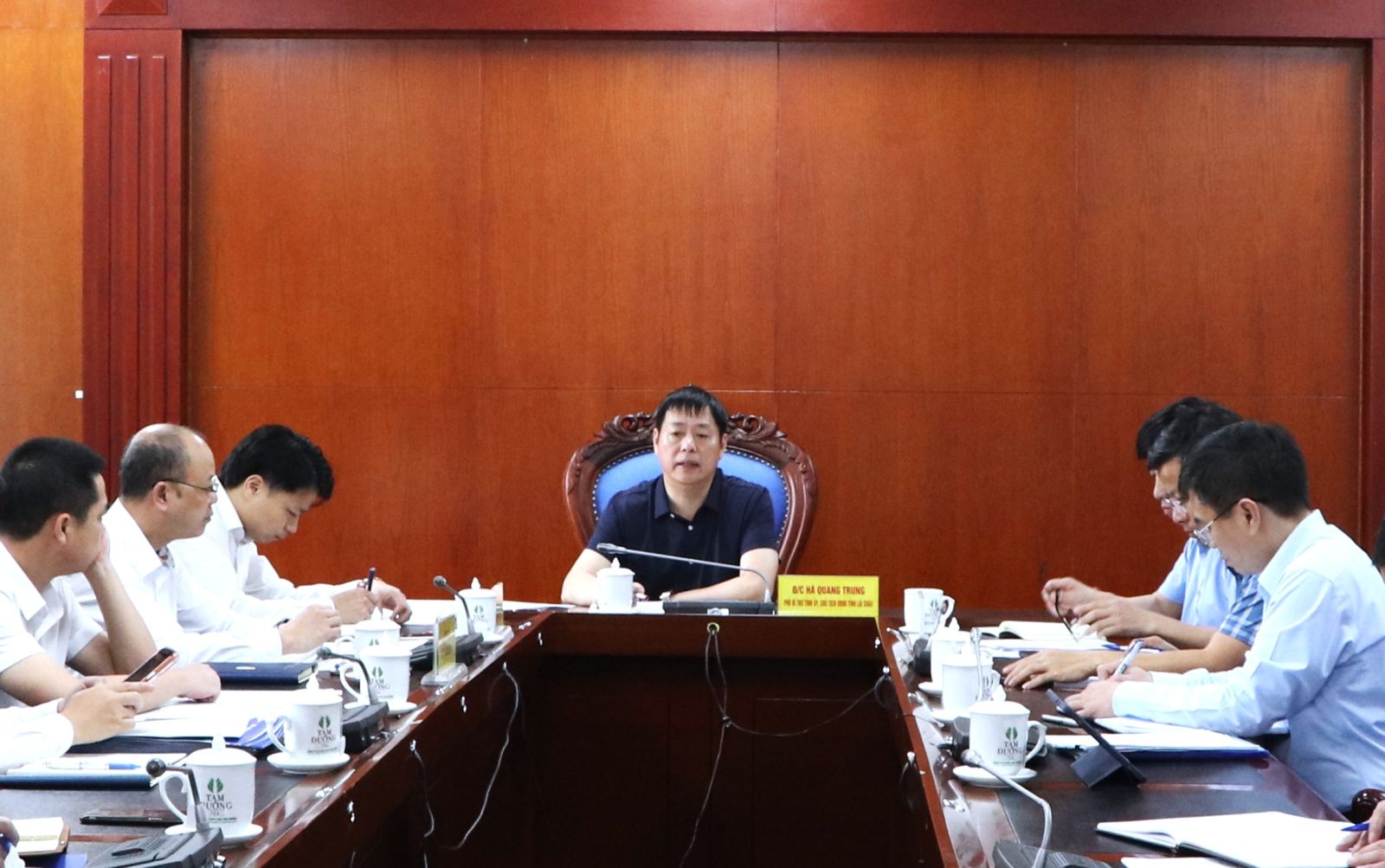 Chủ tịch UBND tỉnh Hà Quang Trung nghe báo cáo công tác đầu tư cấp điện cho một số hộ dân chưa được sử dụng điện lưới quốc gia trên địa bàn tỉnh