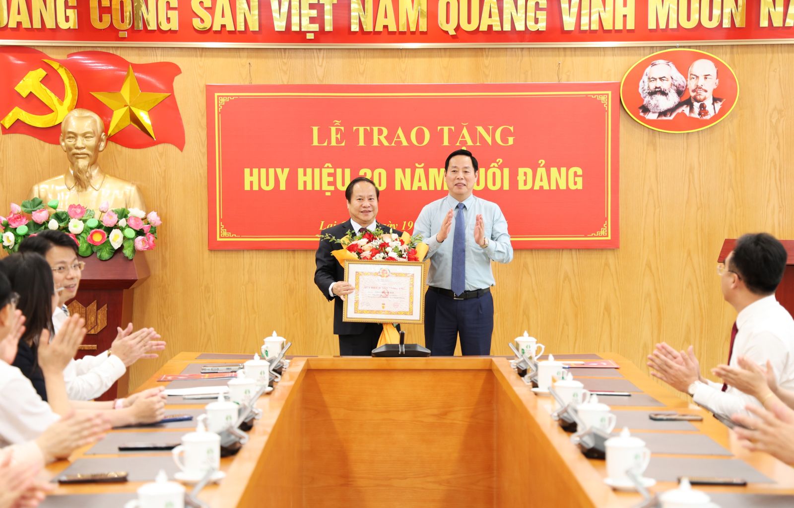 Phó Chủ tịch Thường trực UBND tỉnh Tống Thanh Hải được trao tặng Huy hiệu 30 năm tuổi Đảng
