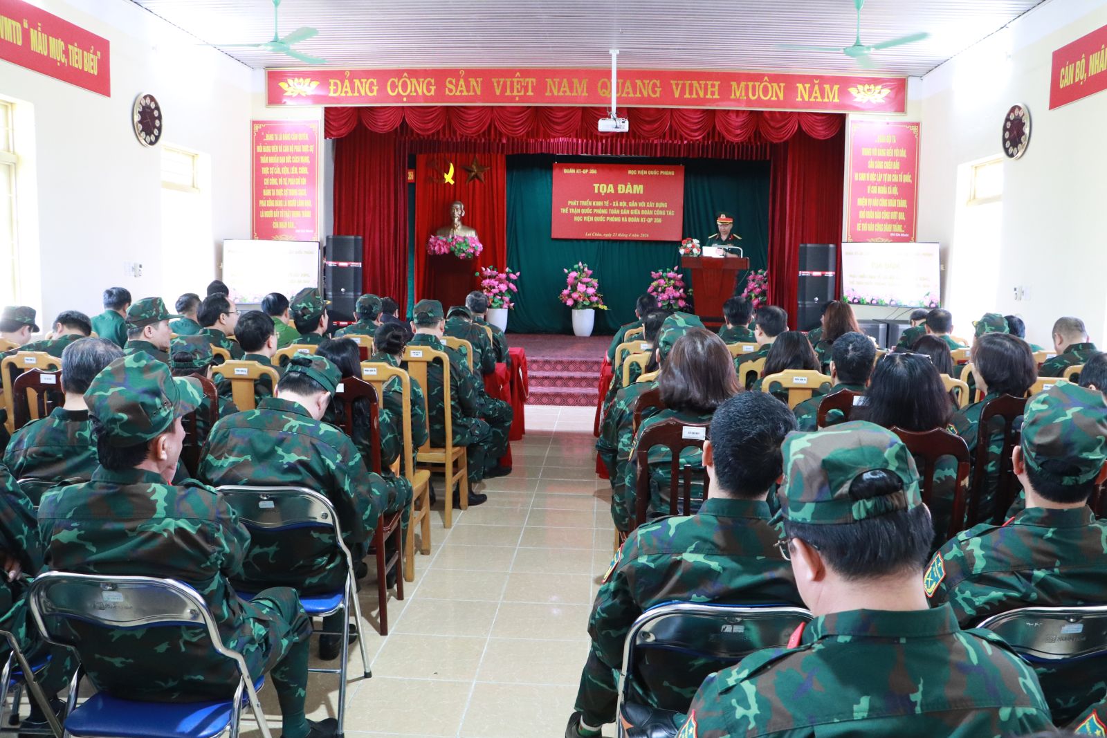 Tọa đàm Phát triển kinh tế - xã hội gắn với xây dựng thế trận quốc phòng toàn dân