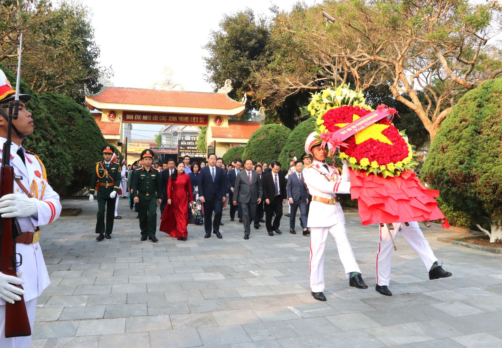 Đoàn đại biểu tỉnh Lai Châu viếng Nghĩa trang Liệt sĩ tỉnh và dâng hoa tại Tượng đài Bác Hồ với đồng bào các dân tộc Lai Châu
