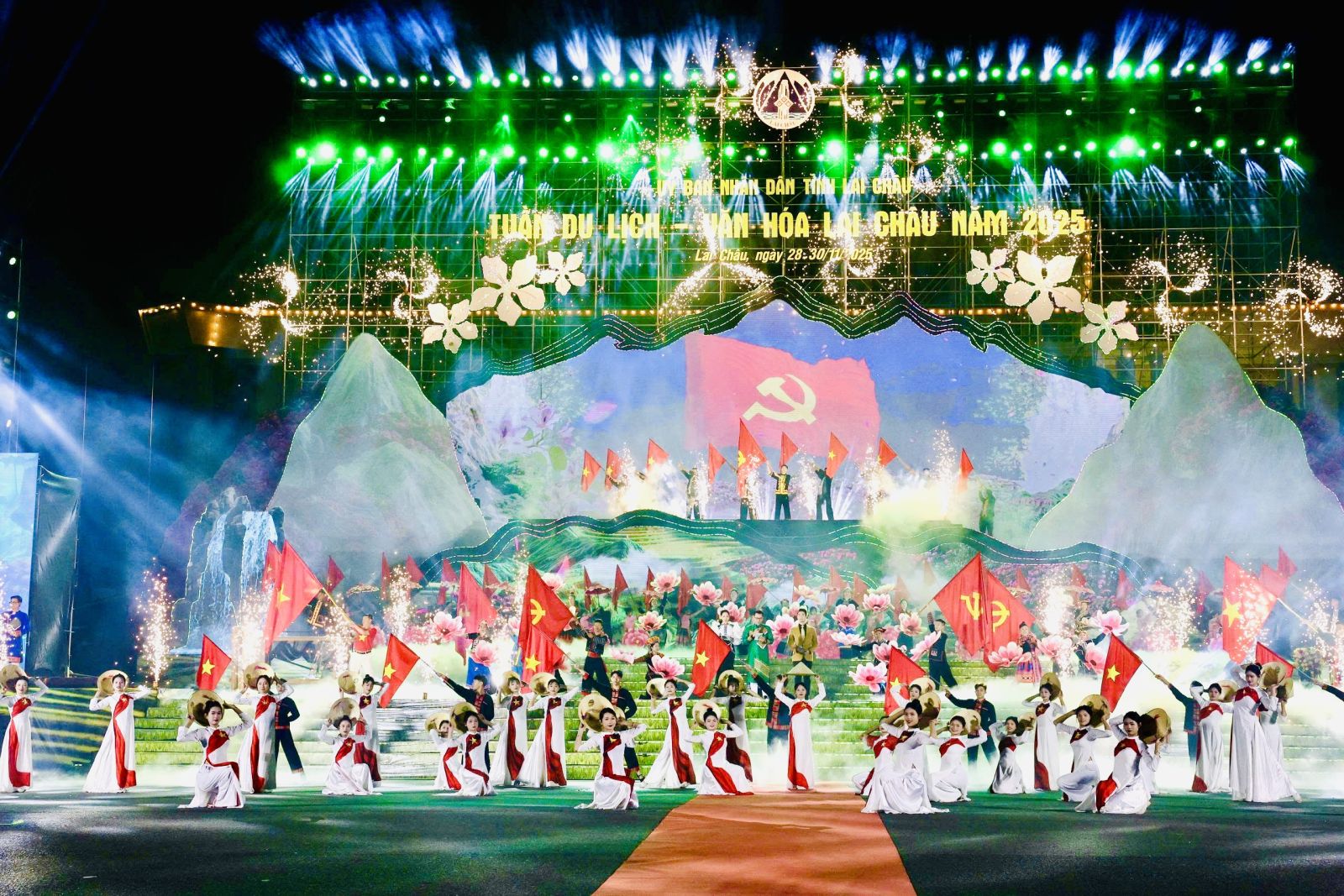 Sắc màu văn hóa tỏa sáng trên quảng trường Lai Châu trong đêm khai mạc Tuần Du lịch – Văn hóa và Giải Marathon Lai Châu lần thứ II, năm 2025