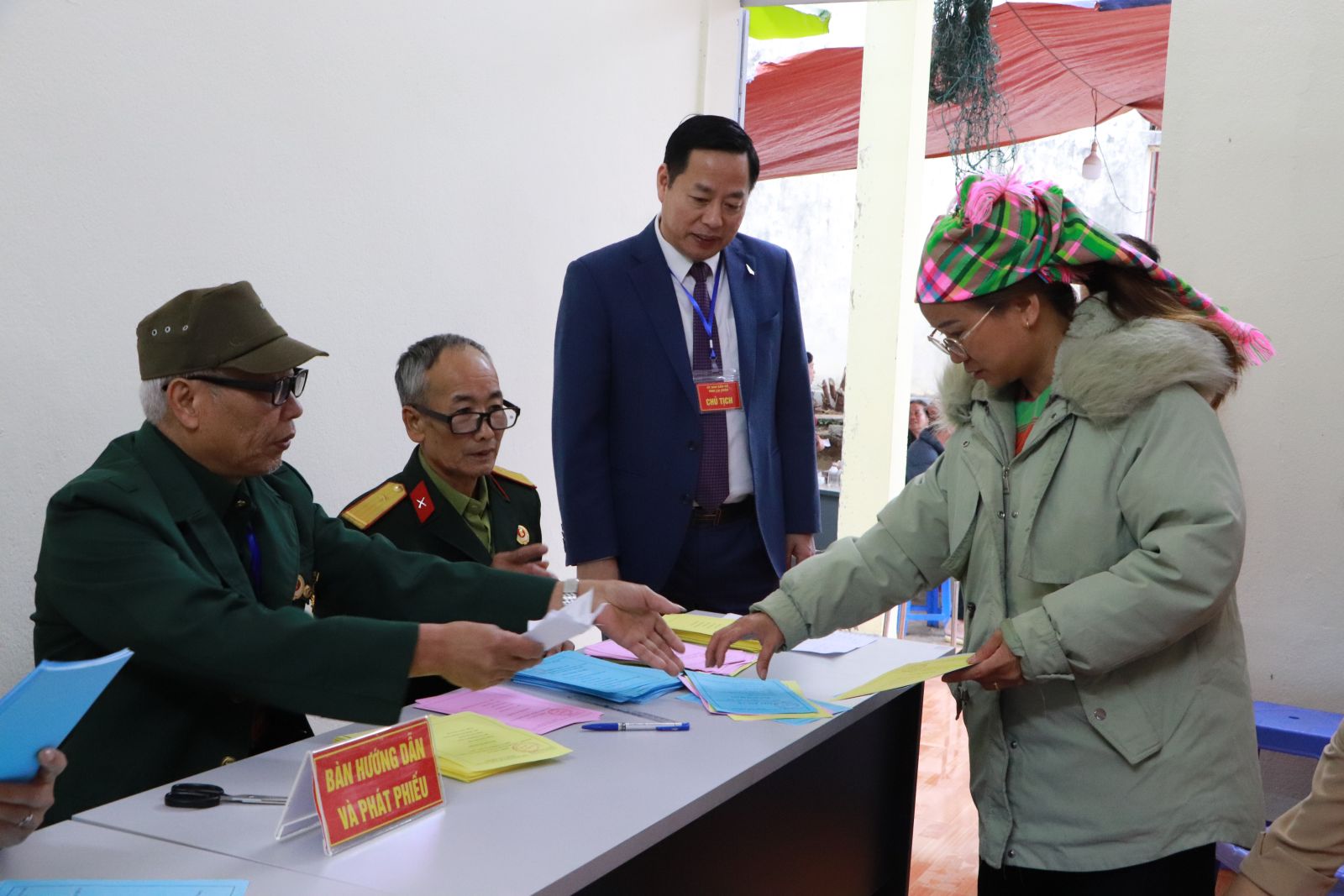 Các đồng chí Ủy ban bầu cử tỉnh kiểm tra công tác bầu cử tại một số xã, phường trên địa bàn tỉnh Lai Châu