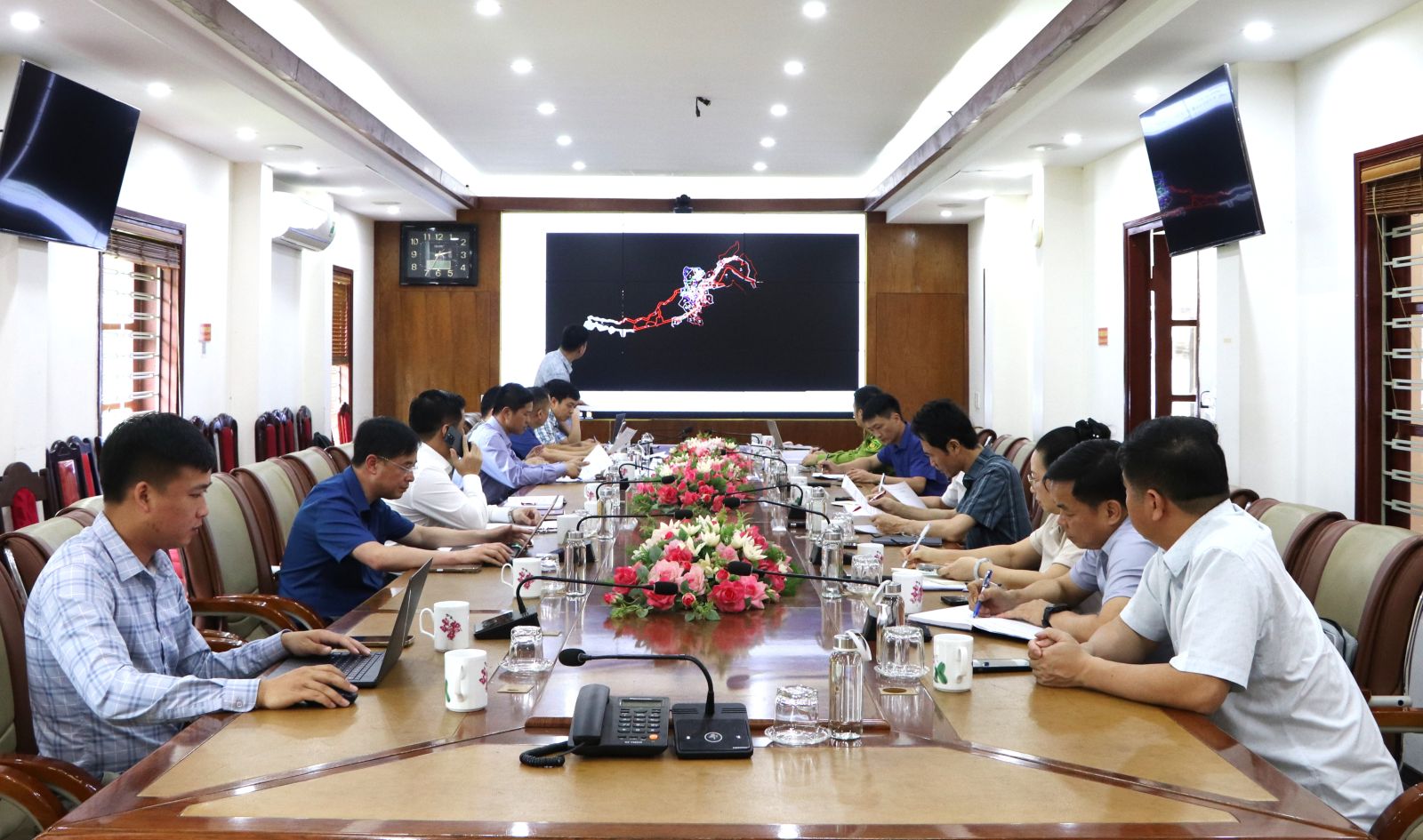 Phó Chủ tịch UBND tỉnh Lai Châu Hà Trọng Hải làm việc với phường Sa Pa tháo gỡ những khó khăn, vướng mắc dự án Hầm đường bộ qua đèo Hoàng Liên