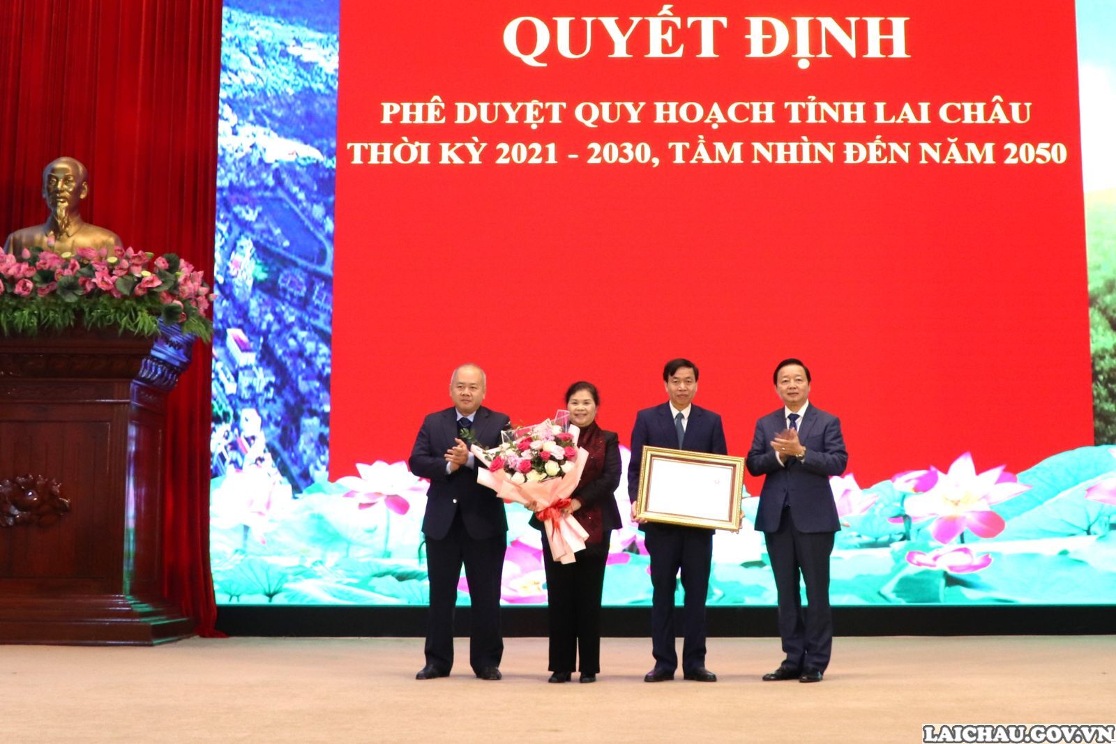 Phó Thủ tướng Chính phủ Trần Hồng Hà, Thứ trưởng Bộ Kế hoạch và Đầu tư Đỗ Thành Trung trao Quyết định Phê duyệt Quy hoạch tỉnh Lai Châu thời kỳ 2021 - 2030, tầm nhìn đến năm 2050 cho lãnh đạo tỉnh Lai Châu.