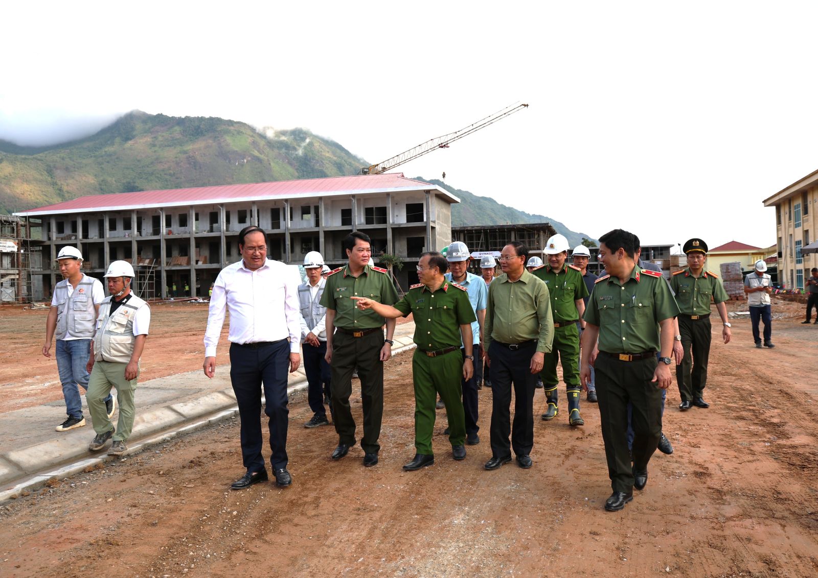 Các đồng chí lãnh đạo kiểm tra tiến độ Dự án Trường Phổ thông nội trú liên cấp Tiểu học và Trung học cơ sở Pa Tần