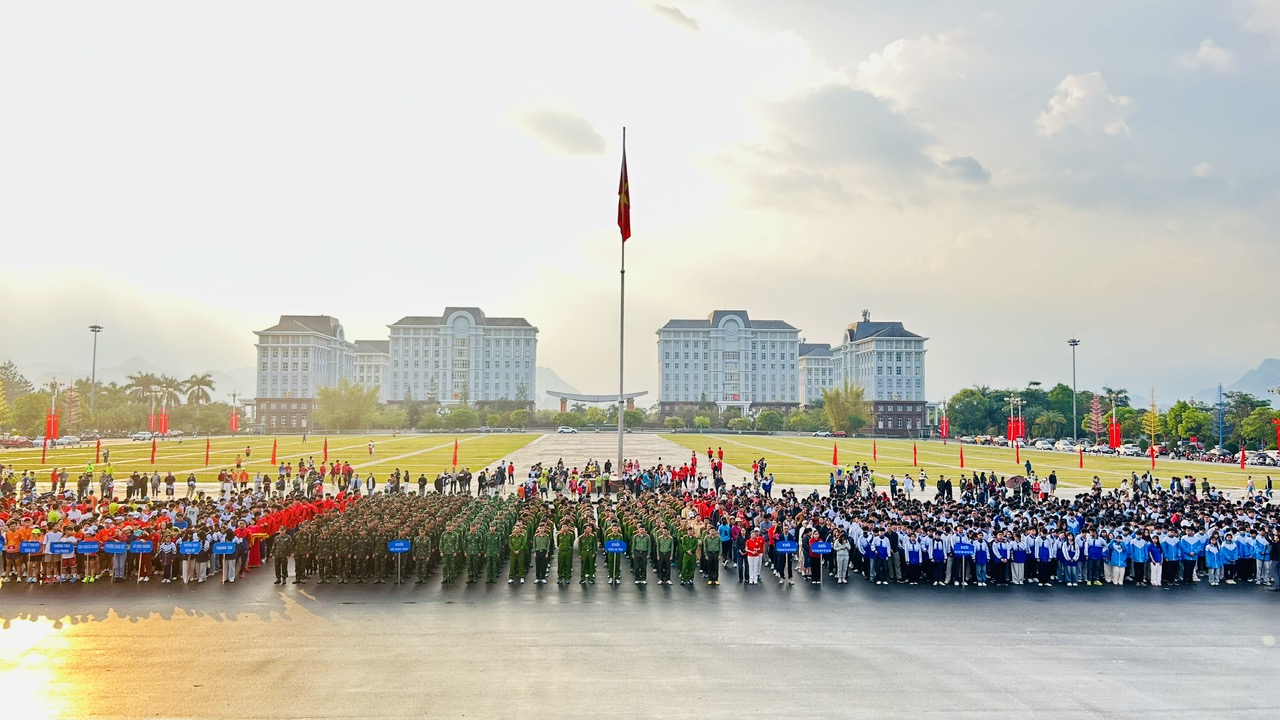 Lai Châu: Trên 3.500 người tham gia chạy phát động Cuộc vận động “Toàn dân rèn luyện thân thể theo gương Bác Hồ vĩ đại” và “Ngày chạy Olympic vì sức khỏe toàn dân - Vì an ninh Tổ quốc” năm 2026