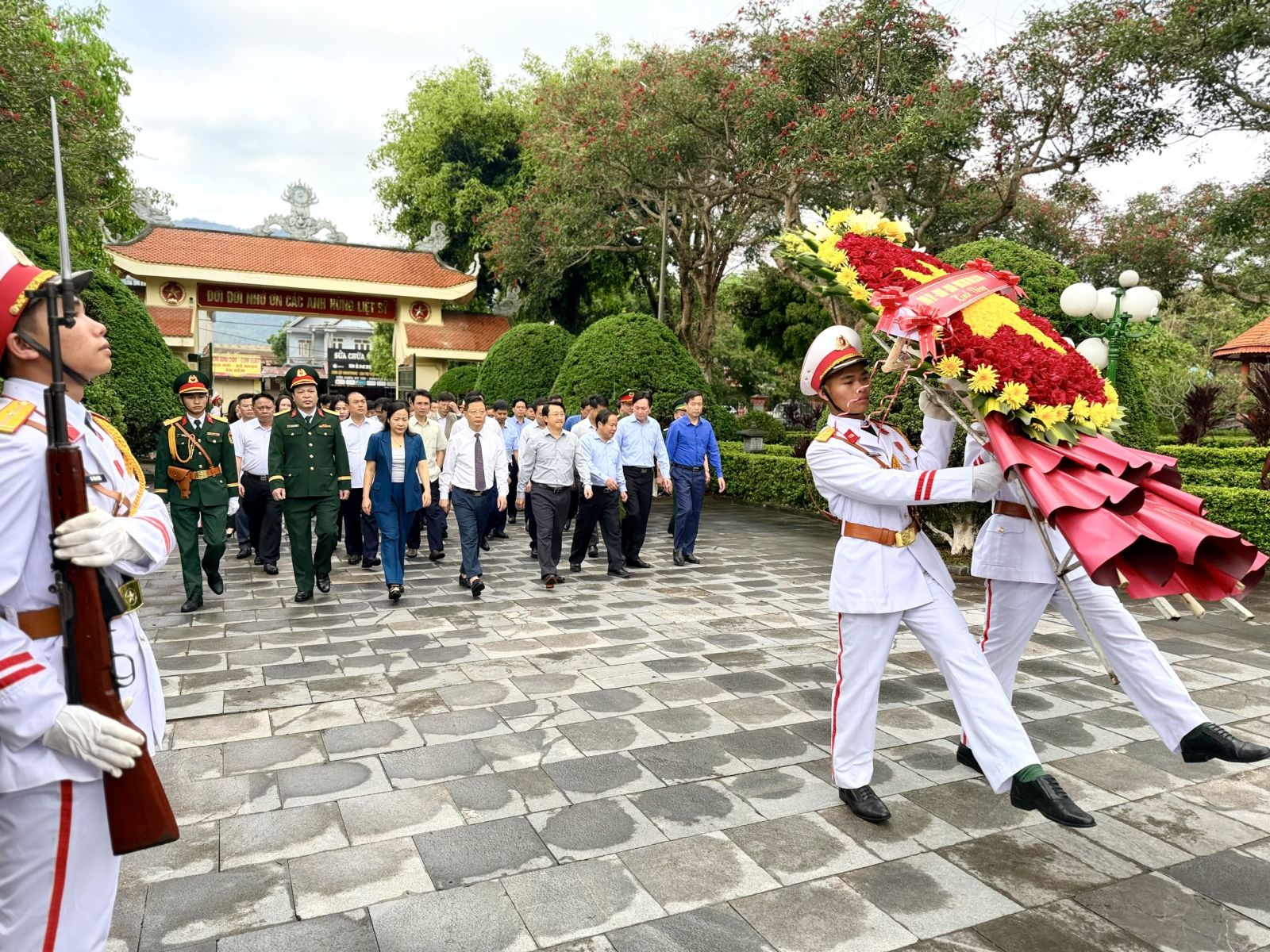 Đoàn đại biểu tỉnh Lai Châu viếng Nghĩa trang Liệt sĩ tỉnh và dâng hoa tại Tượng đài Bác Hồ với đồng bào các dân tộc Lai Châu